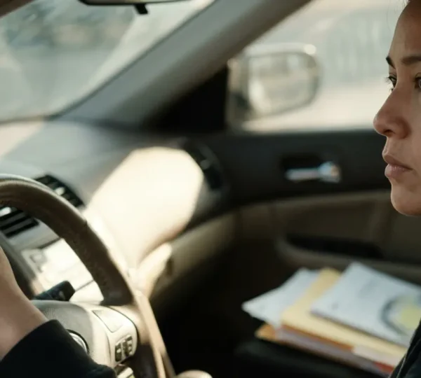 Conducteur automobile réfléchissant à la protection optimale de son contrat d'assurance