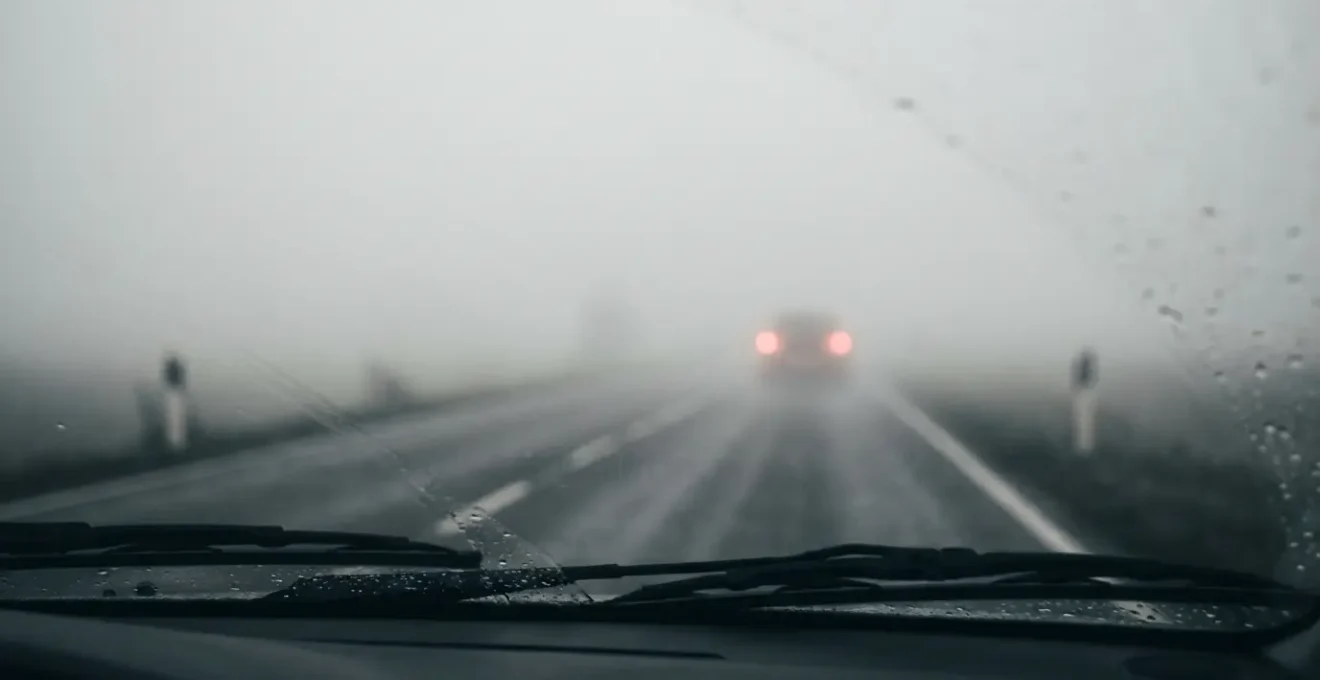 Véhicule dans le brouillard avec visibilité extrêmement réduite