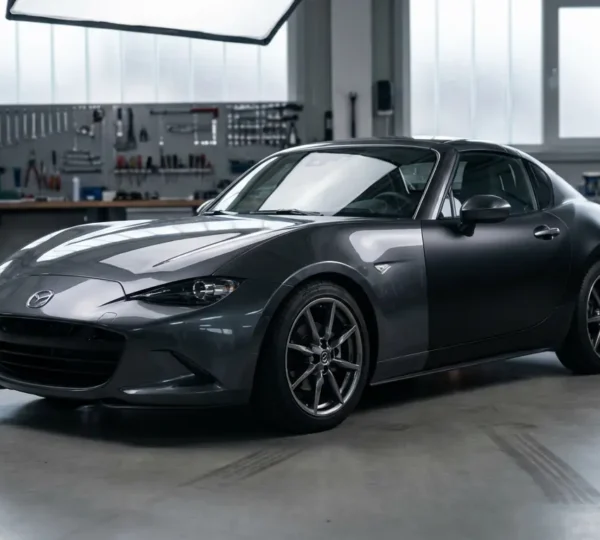 Voiture moderne avec une moitié en peinture brillante et l'autre moitié avec un film de covering mat