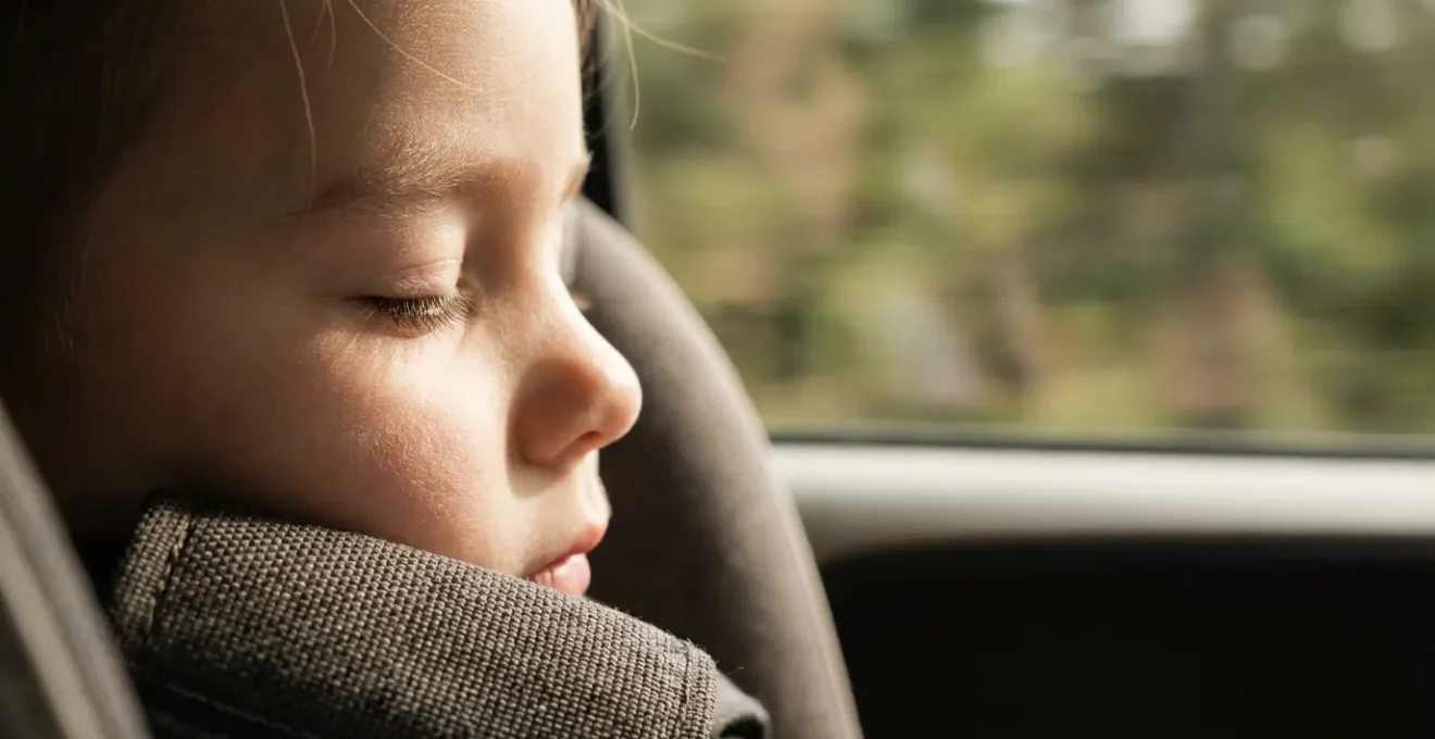 Enfant assis confortablement dans un siège auto avec une vue dégagée par de grandes vitres, illustrant le confort visuel.