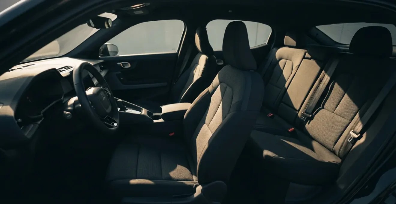 Vue intérieure d'une voiture montrant le danger potentiel d'un passager arrière non attaché lors d'un impact