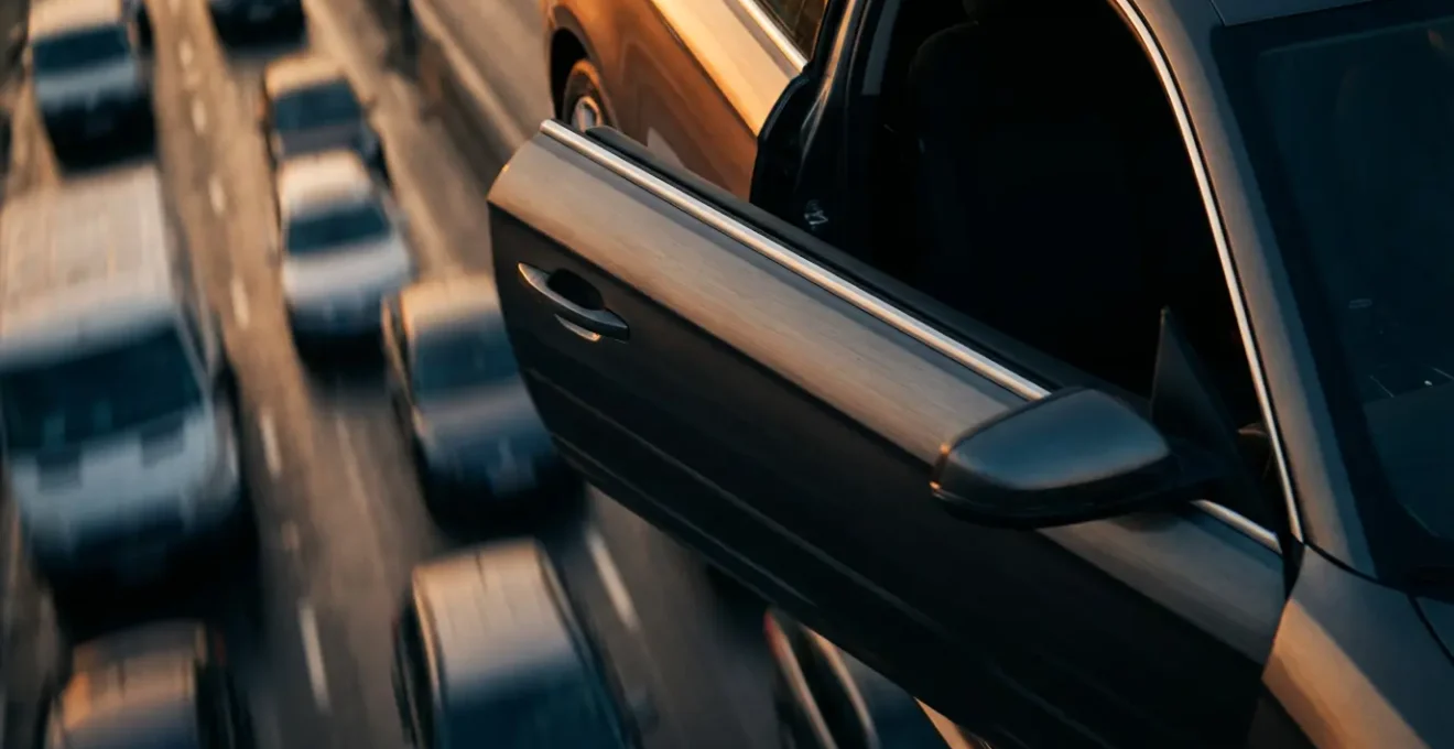 Illustration conceptuelle montrant une voiture stationnée avec une portière ouverte et les conséquences possibles