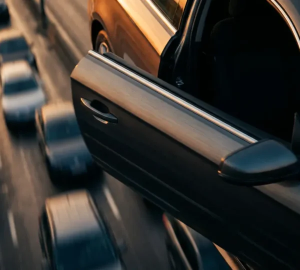 Illustration conceptuelle montrant une voiture stationnée avec une portière ouverte et les conséquences possibles