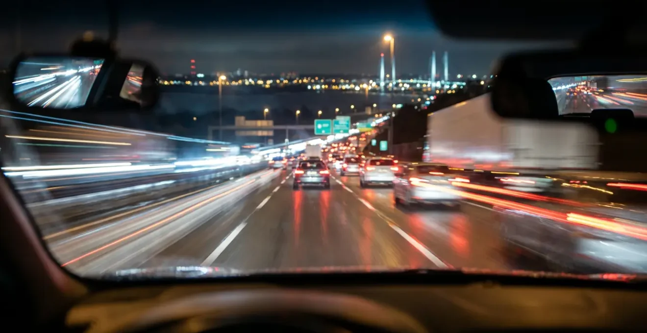Vue depuis le poste de conduite montrant le regard balayant l'horizon